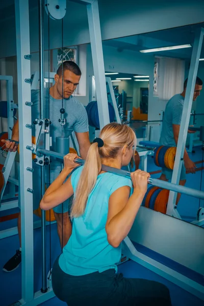 Persoonlijke training in de sportschool — Stockfoto