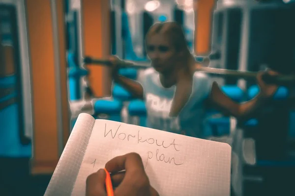 Frau Und Mann Fitnessstudio Sportler Schreiben Notizen Für Das Training — Stockfoto