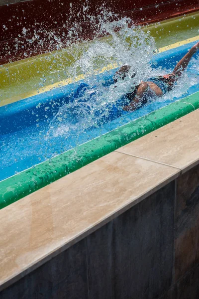 Der Junge fährt eine Rutsche im Wasserpark — Stockfoto