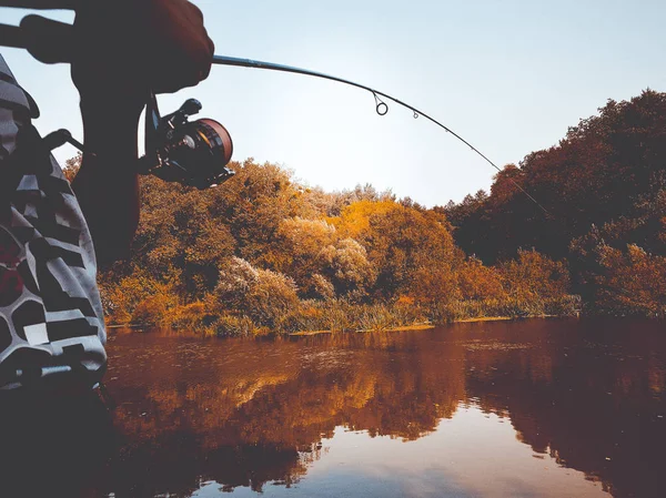 夏の湖で漁師は魚釣り — ストック写真