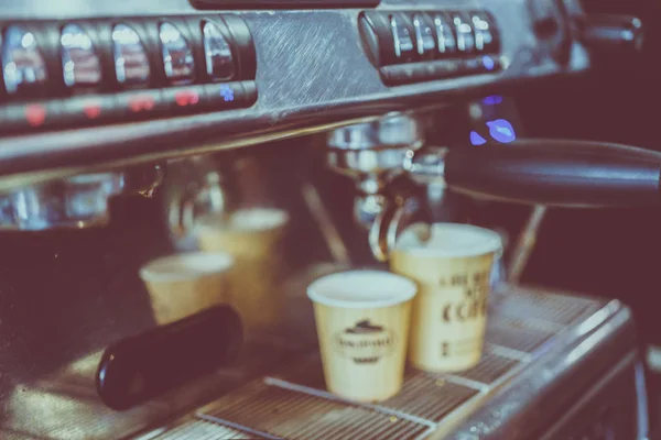 Ein Glas Kaffee Der Kaffeemaschine — Stockfoto