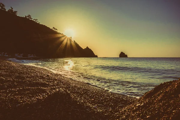Красивий схід сонця біля моря — стокове фото