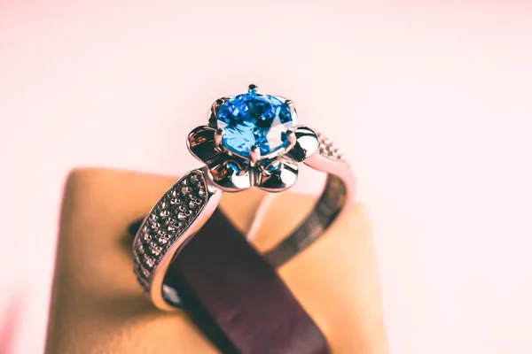 Όμορφο δαχτυλίδι με πέτρες — Φωτογραφία Αρχείου
