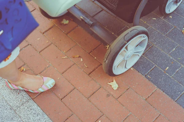 Колеса на коляске и ноге — стоковое фото