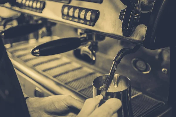 기계에 커피를 만드는 — 스톡 사진