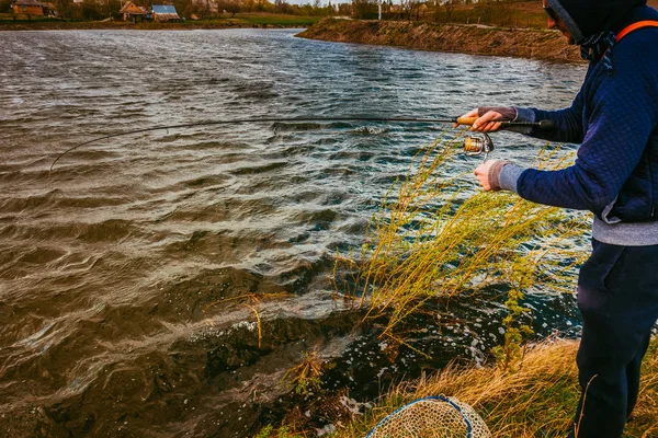 湖で釣りをする青年 — ストック写真