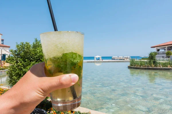 Cocktail di Mojito su un tavolo su uno sfondo di mare — Foto Stock