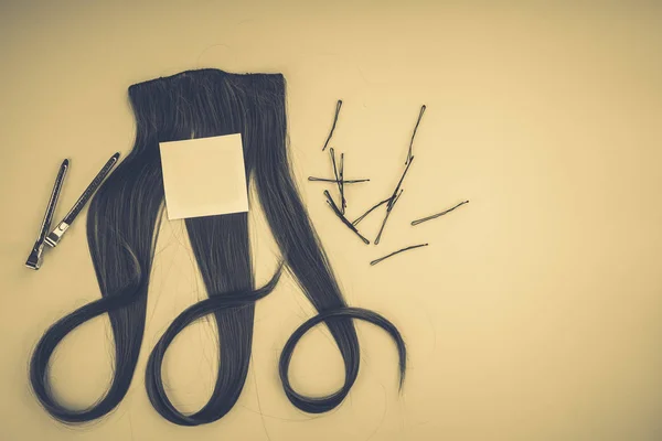 Kuaför kavramı: yanlış saç ve saç tokaları — Stok fotoğraf