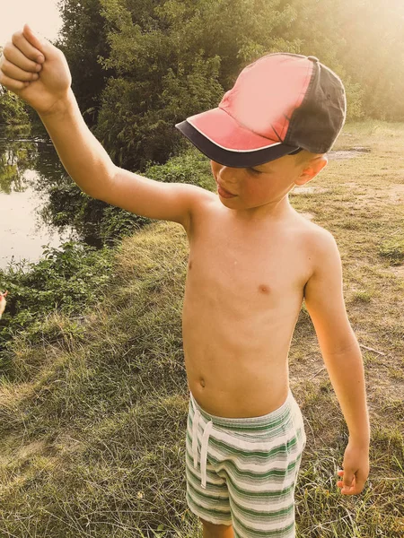 Мальчик рыбачит — стоковое фото