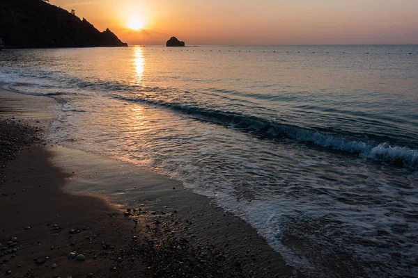 Морський пляж на сході сонця — стокове фото