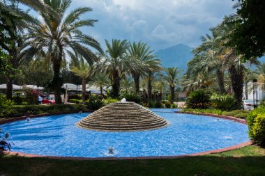 Güzel tatil beldesi. Yeşil ve çiçekler