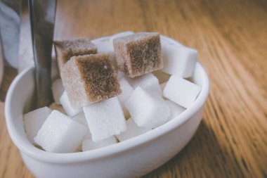 Masada beyaz ve esmer şeker