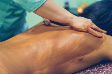 Spa salonunda çikolata masajı