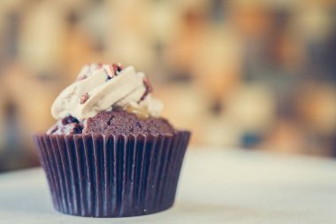 bir tepsi üzerinde pek çok güzel pastalar