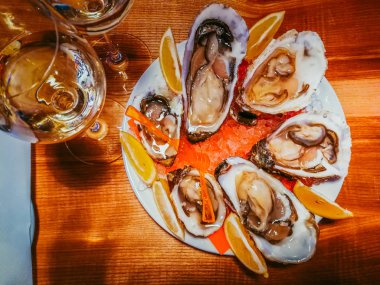 İstiridye masada şarap ile