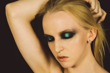 Makyaj yeşil gölgeler ile