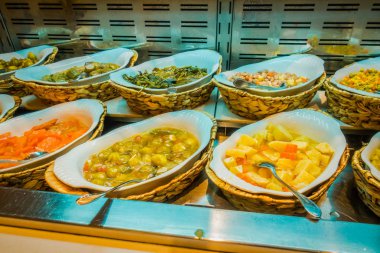 Restoranda açık büfe yemekler