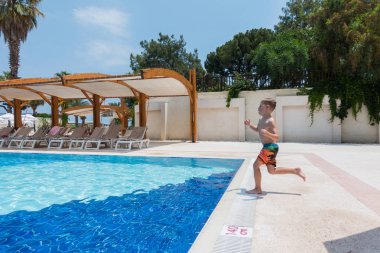 Çocuk havuza atladı.