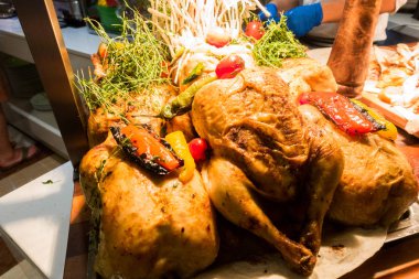 Restoranda açık büfe yemekler