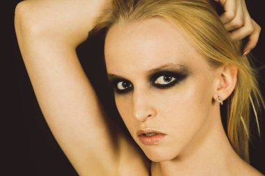 Makyaj yeşil gölgeler ile