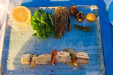 Bir tabakta kızarmış tarak