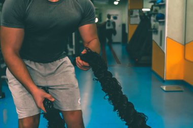 Spor salonunda vücut geliştirmeci