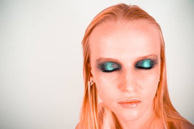 Makyaj yeşil gölgeler ile