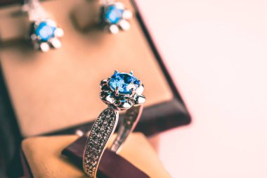 Taşlar ile güzel yüzük