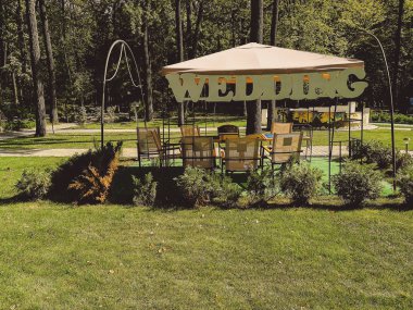 bir Arbor üzerinde yazıt düğün