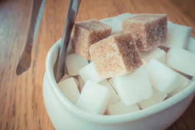 Masada beyaz ve esmer şeker