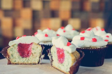 bir tepsi üzerinde pek çok güzel pastalar