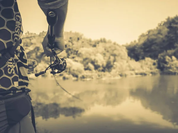 Молодий чоловік рибалить. боке, розмитий фон — стокове фото