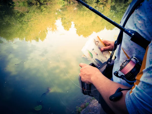 Il pescatore pesca sul lago in estate — Foto Stock