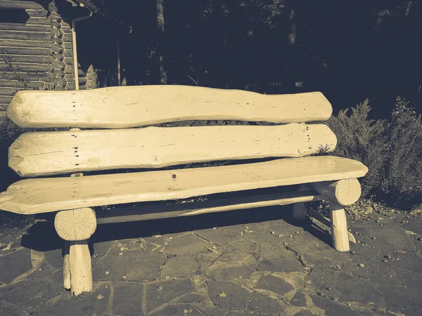 Bílá dřevěná lavička — Stock fotografie