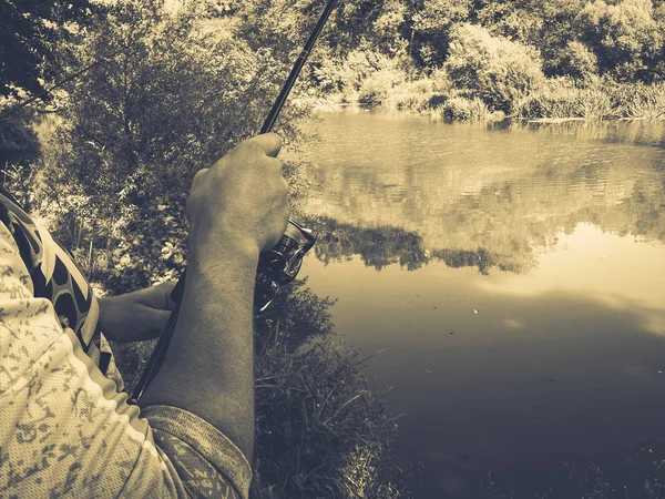 Rybář je lov na jezeře v létě — Stock fotografie