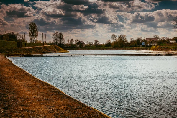 Рыбалка на озере — стоковое фото