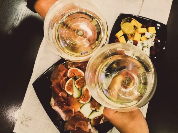 Bicchieri Con Vino Bianco Sul Cibo — Foto Stock