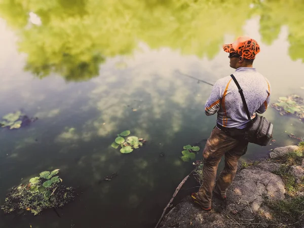 Giovanotto che pesca. bokeh, sfondo sfocato — Foto Stock