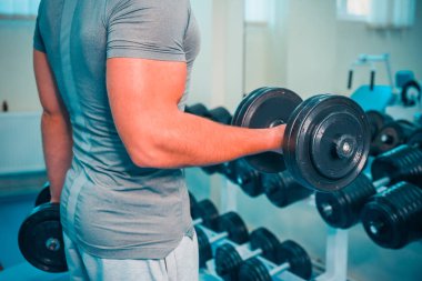 Spor salonunda vücut geliştirmeci