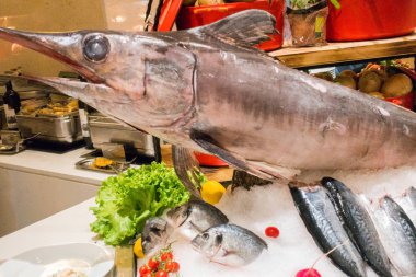 restoranda masada balık kılıç