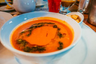 Bir tabak içinde domates çorbası