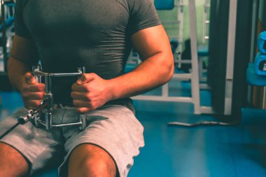 Spor salonunda vücut geliştirmeci