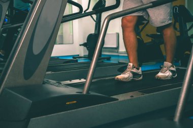 Spor salonunda vücut geliştirmeci