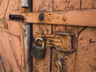 eski kapıyı kilitle