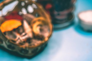 Arka plan spa kabukları mum ve tuz konu üzerinde