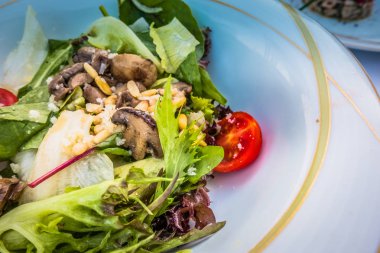 Beyaz bir plaka üzerinde dana Carpaccio