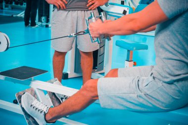 Spor salonunda vücut geliştirmeci