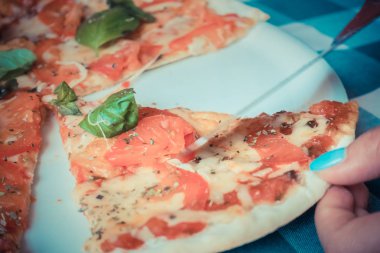 Bir tabakta Pizza margarita