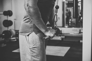 Spor salonunda vücut geliştirmeci