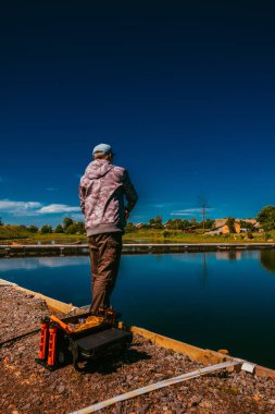 Balıkçı yakalamak gökkuşağı alabalığı Gölü
